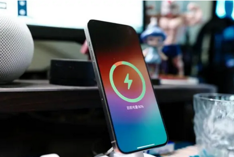 梅县苹果15换屏服务分享用什么充电器给iPhone15充电更好 